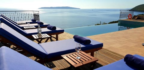 Balcony/Terrace, Pool view, Sea view, Swimming pool, sunbed