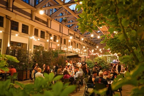 Property building, Night, People, Garden, Food and drinks, Food, Garden view, group of guests