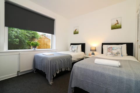 Signature - Glen Lee House Apartment in Bellshill