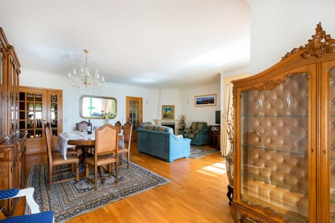 Living room, Decorative detail, Dining area