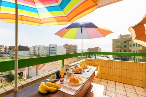 Property building, Food close-up, Balcony/Terrace, Food and drinks, Photo of the whole room, Dining area, Food, Drinks, Non alcoholic drinks