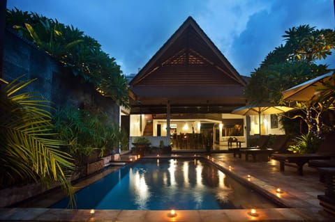 Facade/entrance, Swimming pool