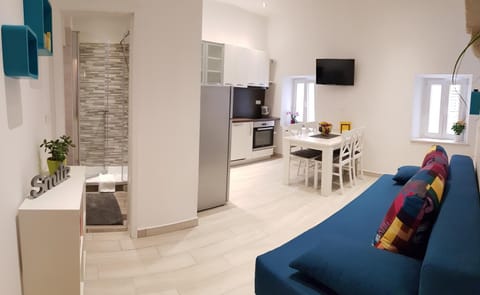 TV and multimedia, Kitchen or kitchenette, Living room, Seating area, Dining area