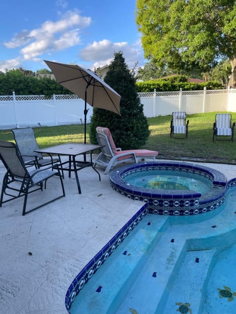 Walk to Indian Rocks Beach Exclusive Use of Hot Tub, Pool, BBQ,with Privacy Casa in Indian Shores
