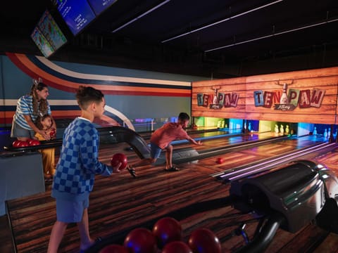 People, Bowling, Evening entertainment, group of guests