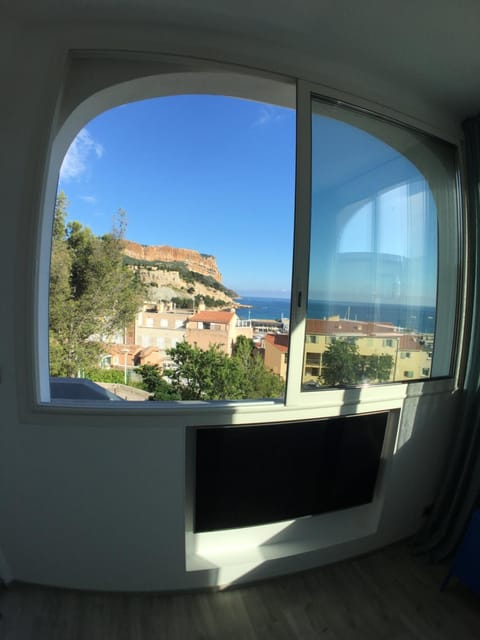 Living room, Landmark view, Mountain view, Sea view