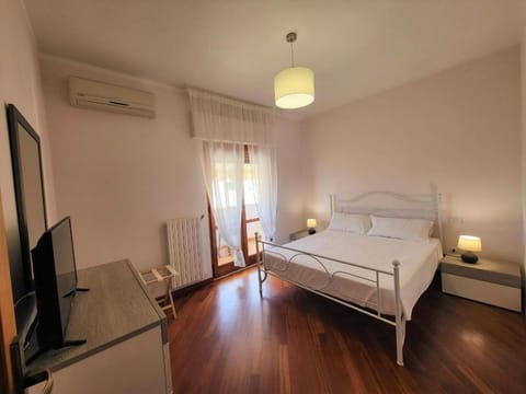 Bed, TV and multimedia, Photo of the whole room, Bedroom, air conditioner