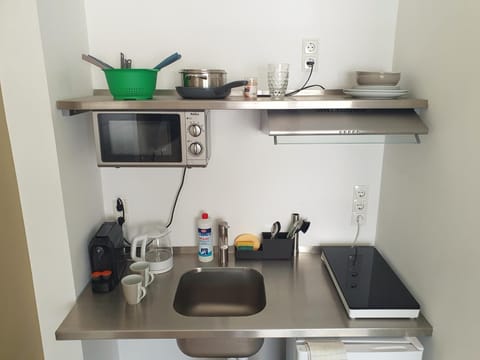 Kitchen or kitchenette, minibar