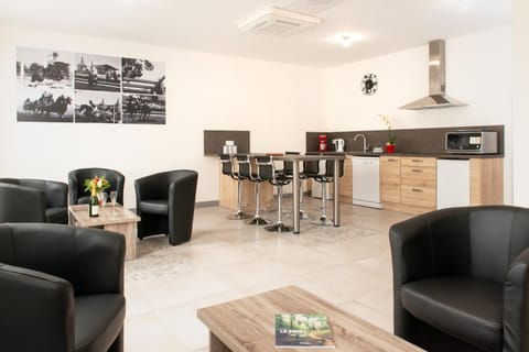 Toilet, Communal lounge/ TV room, Coffee/tea facilities, Kitchen or kitchenette, Living room, Lounge or bar, Seating area, Dining area