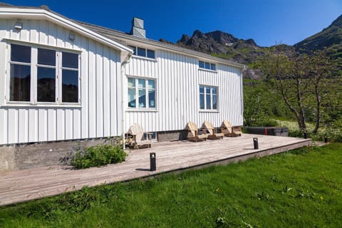 Property building, Garden, Balcony/Terrace, Mountain view