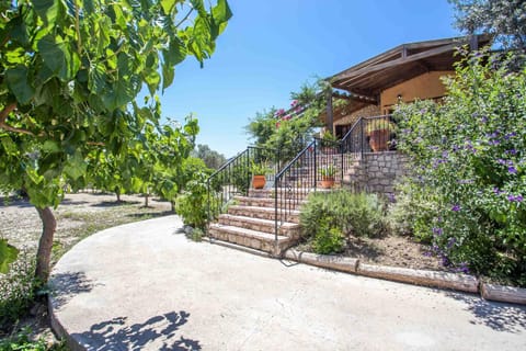 Facade/entrance, Day, Summer, Garden, Balcony/Terrace, On site, Garden view