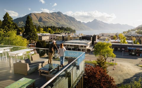 Property building, Day, Natural landscape, Balcony/Terrace, Lake view, Mountain view