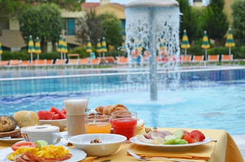Food and drinks, Food, Pool view, Swimming pool, Breakfast, Continental breakfast