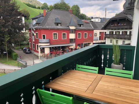 Property building, Balcony/Terrace, Decorative detail