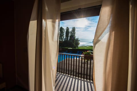 Balcony/Terrace, Lake view, Pool view