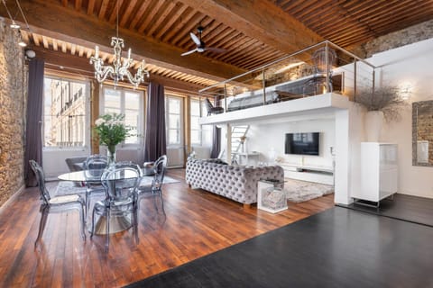 Communal lounge/ TV room, TV and multimedia, Living room, Seating area, Dining area