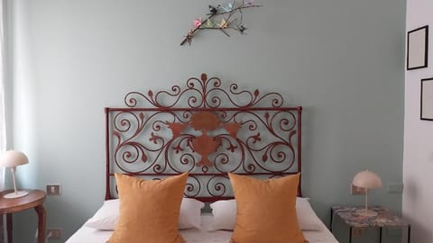 Bed, Photo of the whole room, Decorative detail, Bedroom