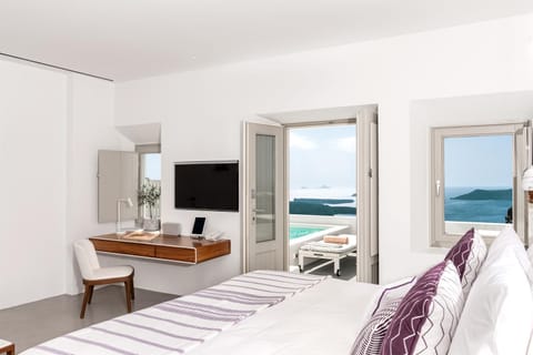 Communal lounge/ TV room, Bed, Natural landscape, TV and multimedia, Photo of the whole room, Beach, Bedroom, Sea view, hair dresser