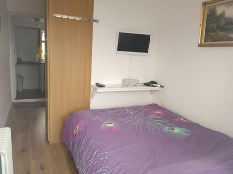 Rest room near to Heathrow Airport Vacation rental in London Borough of Hounslow
