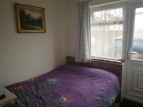 Rest room near to Heathrow Airport Vacation rental in London Borough of Hounslow