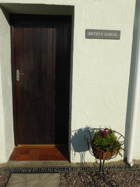 Facade/entrance, Pets