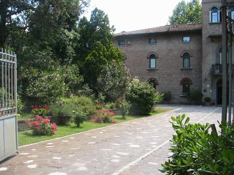 Facade/entrance, Garden