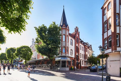 Property building, Restaurant/places to eat, Facade/entrance, Street view