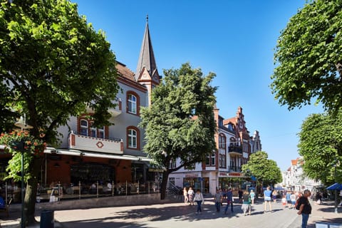 Property building, Restaurant/places to eat, Street view