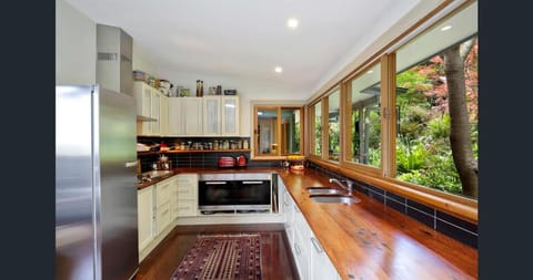 The Black Cockatoo - Secret Garden Treetops Home House in Katoomba
