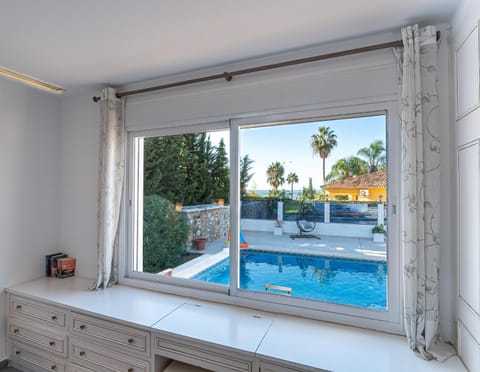 Beautiful renovated Villa Marbella close beach 8 people, 4 bedrooms, 3 bathrooms, private heated pool, ping pong table, private pétanque court Villa in Marbella