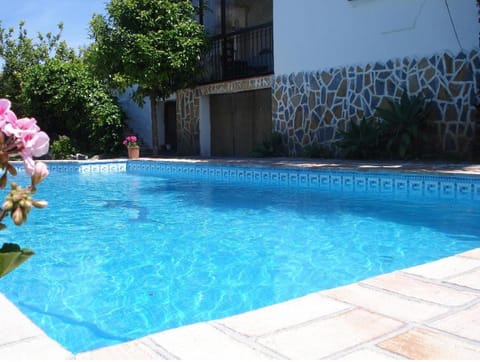 Beautiful Renovated Villa 4 bedrooms 3 bathrooms, private pool, beach 2 minutes, ping pong, pétanque Chalet in Marbella