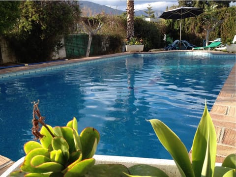 Beautiful Renovated Villa 4 bedrooms 3 bathrooms, private pool, beach 2 minutes, ping pong, pétanque Chalet in Marbella