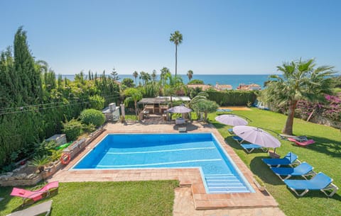 Marbella beautiful renovated villa 5 bedrooms, 3 bathrooms, private heated pool, close beach plage, 10 to 12 people, ping pong, private pétanque Villa in Marbella