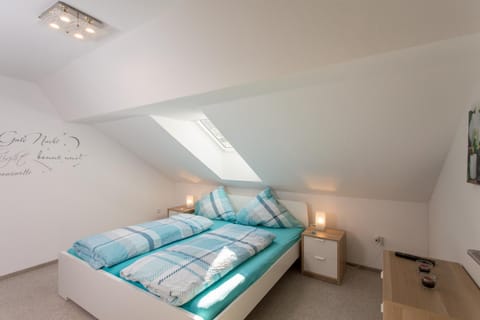 Bed, TV and multimedia, Bedroom