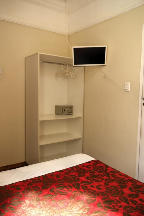 Bed, TV and multimedia, Bedroom