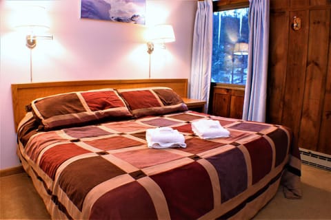 Great Location 3 bedroom condo, Ski home Whiffletree E8 House in Mendon
