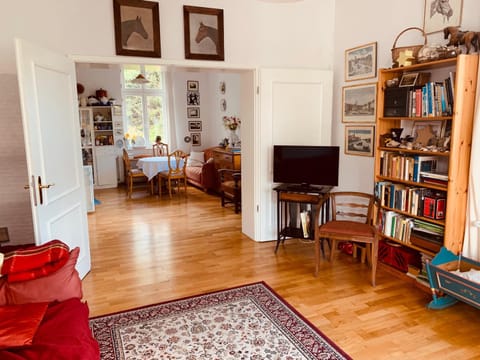 Library, Living room, Photo of the whole room, Seating area