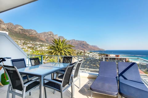Luxury Townhouse with Ocean and Mountain Views Eigentumswohnung in Camps Bay