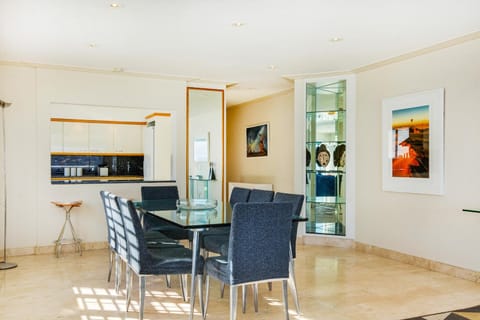 Luxury Townhouse with Ocean and Mountain Views Appartement in Camps Bay