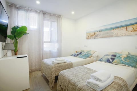 BEACH APARTMENT with BBQ, PS4, BIKES! Appartamento in Castelldefels