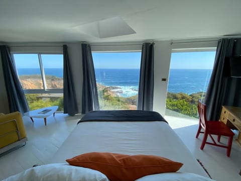 Photo of the whole room, Sea view