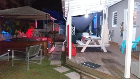 Beau F2 classé, vue mer, spa, jardin, parking et deck privatifs - piscine partagée Copropriété in La Trinité