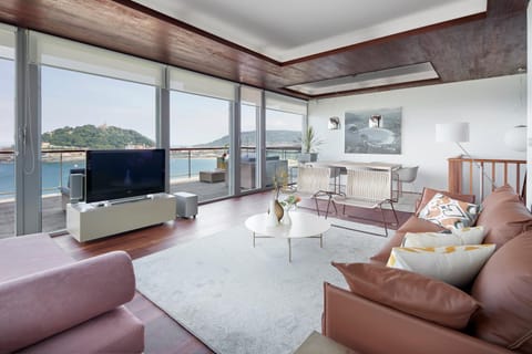 Living room, City view, Sea view