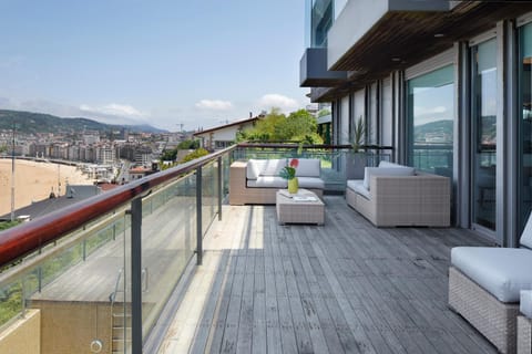 Balcony/Terrace, Street view