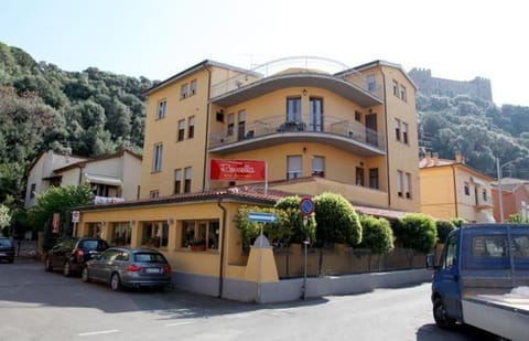 Facade/entrance