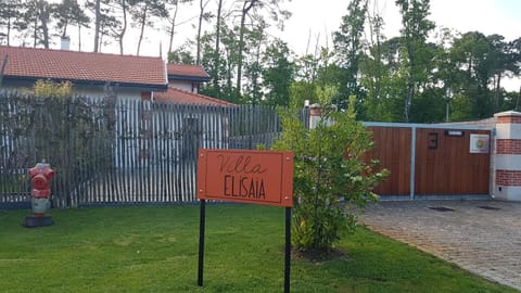 Gite Villa Elisaia location de meublés de tourisme chez l'habitant Wohnung in Arès