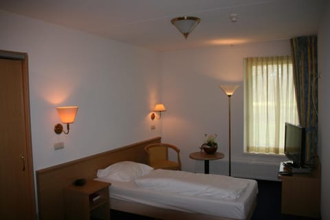 Bed, TV and multimedia, Seating area, Bedroom