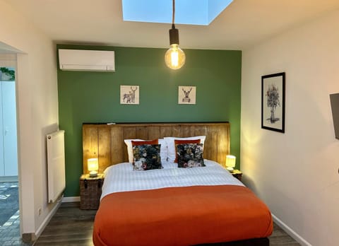 Photo of the whole room, Bedroom, air conditioner