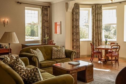 Living room, Seating area