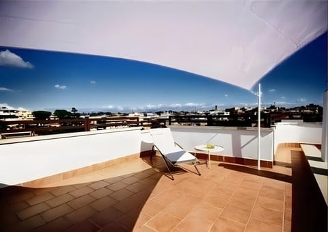 Property building, Balcony/Terrace, Living room